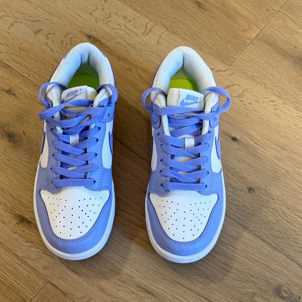 Woman’s 6.5 worn once Nike sneakers. Fast ship.